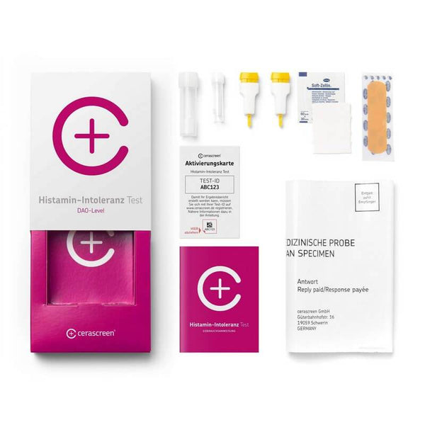 Inhalt des Histamin-Intoleranz Testkits von cerascreen: Verpackung, Anleitung, Lanzetten, Plfaster, Probenröhrchen, Desinfektionstuch, Rücksendeumschlag