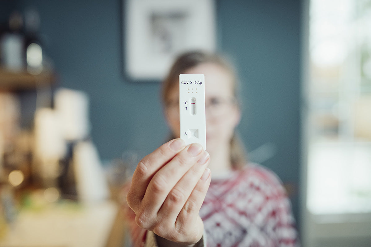 Frau mit Corona-Antigen-Schnelltest