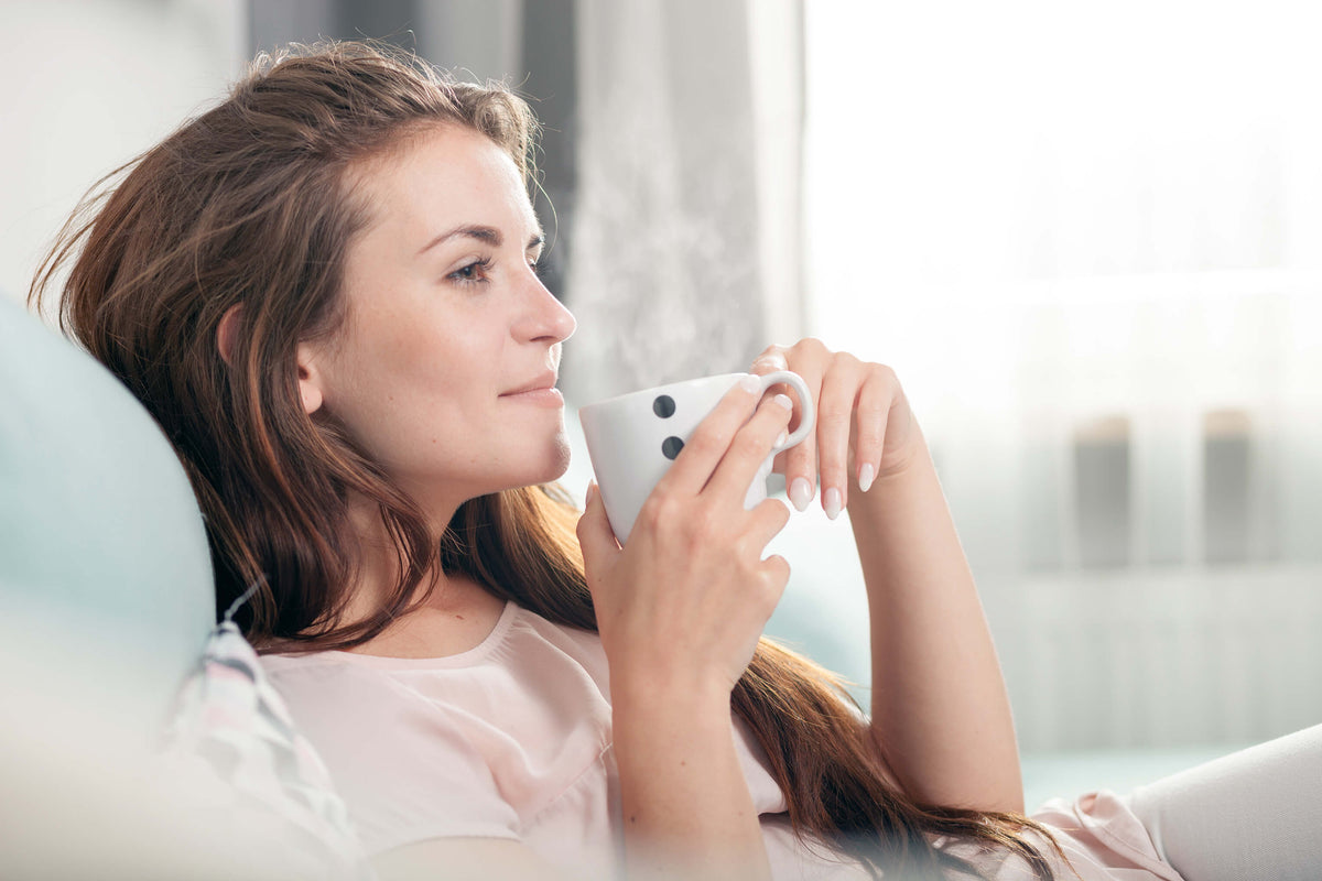 Morgenroutine - Frau trinkt Kaffee