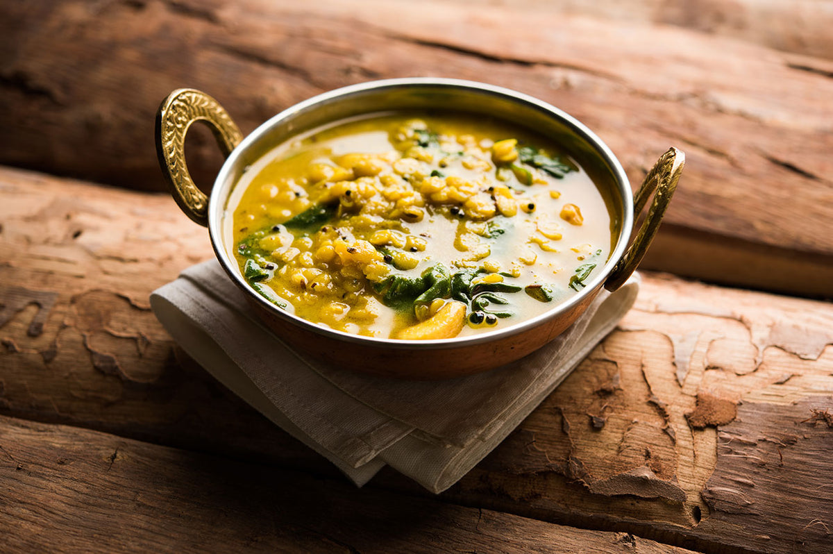 Spinat-Chashew-Curry in Schüssel serviert