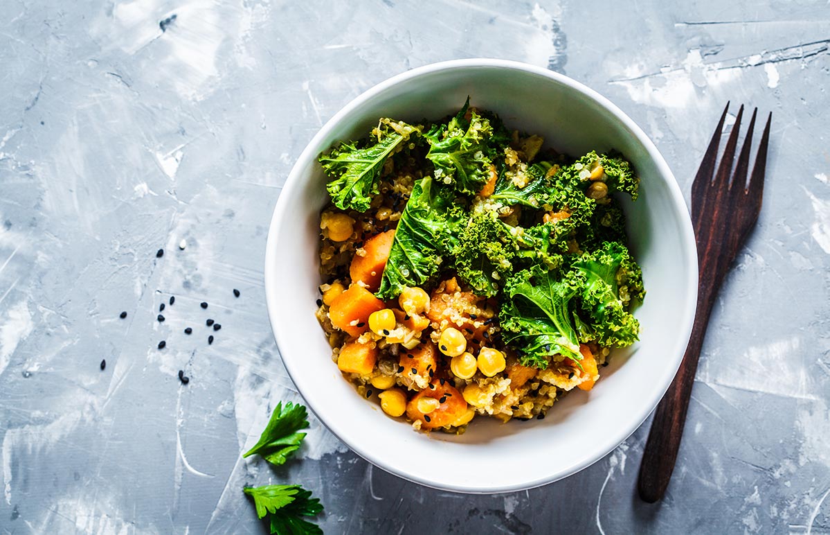 Buddha-Bowl mit Kichererbsen, gebackenem Gemüse und Grünkohl