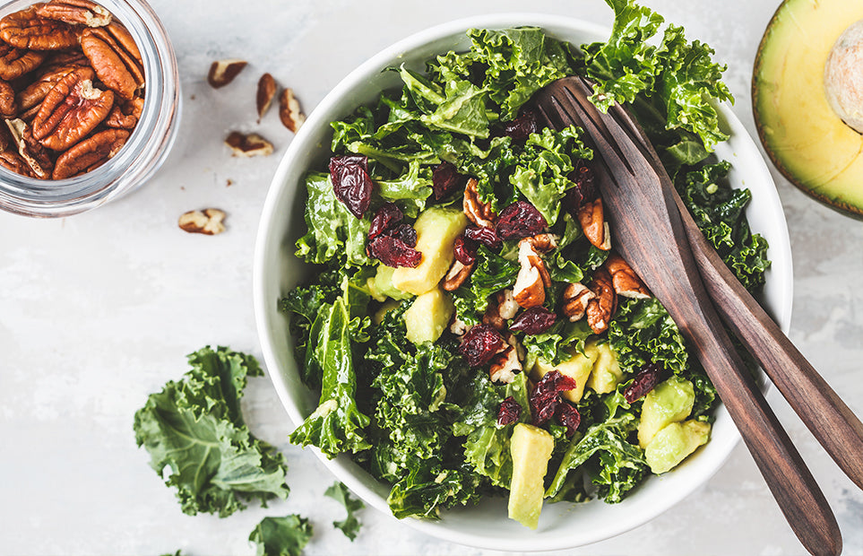 Salat mit Grünkohl, Nüssen und Früchten