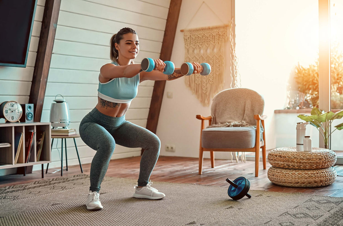 Abnehmen ohne Muskelabbau: Frau macht zuhause Krafttraining 