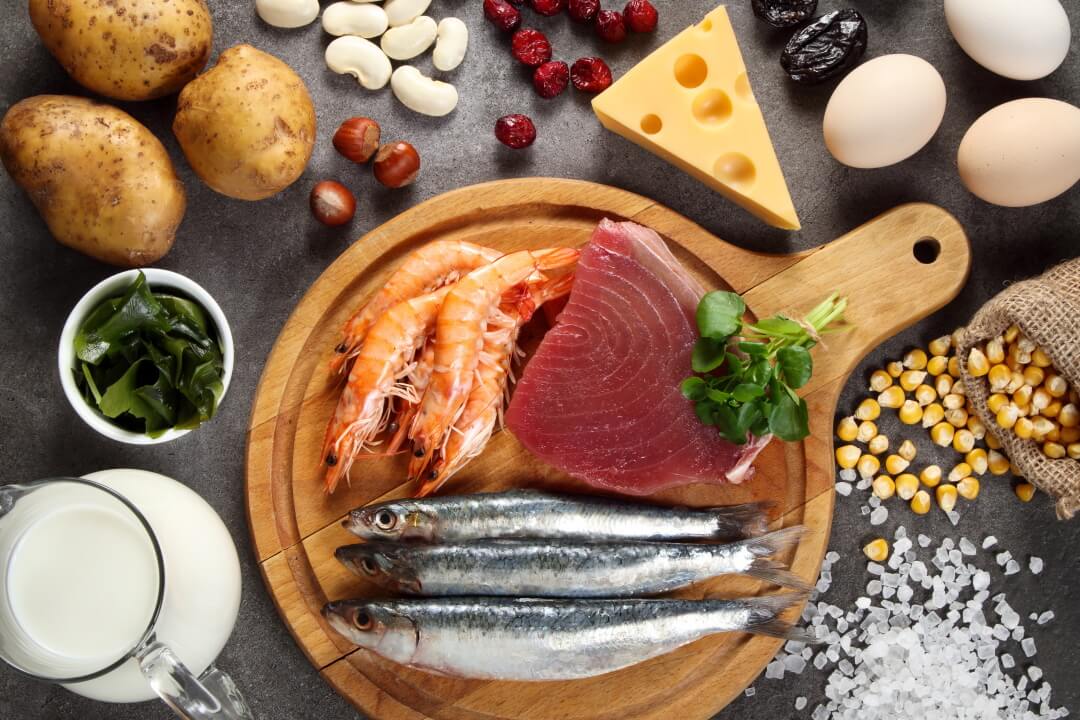 Jodreiche Lebensmittel: Fisch, Käse, Milch, Algensalat, Bohnen, Haselnüsse, Mais, Jodsalz, Kartoffeln, Cranberrys, getrocknete Früchte