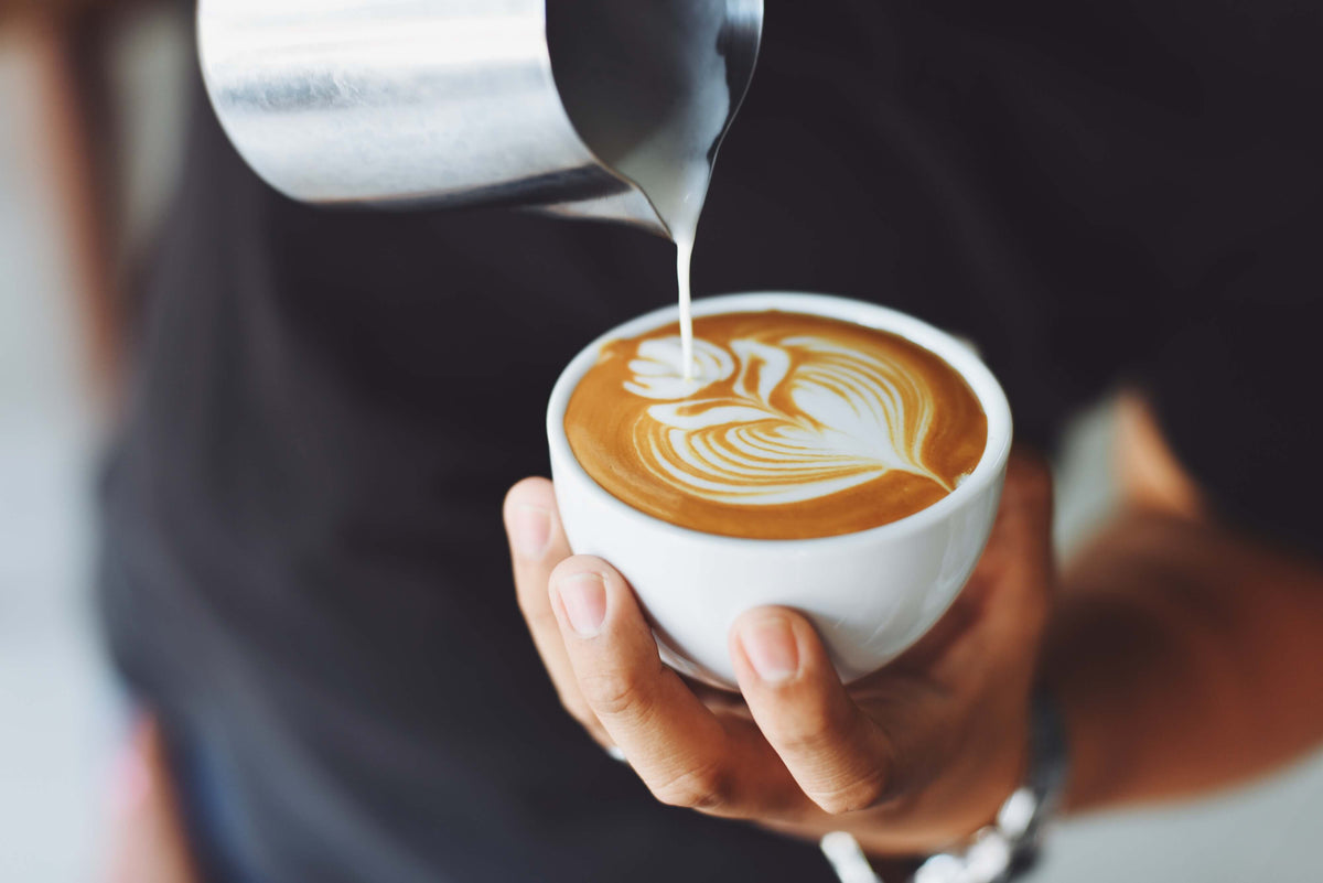 Ist Kaffee gesund? Mann mit Cappuccino
