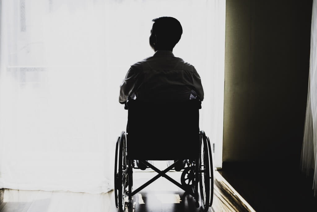 Mann im Rollstuhl: Schwere Erkrankung ME/CFS