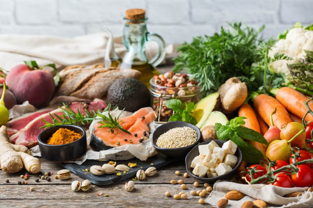 Mittelmeer-Diät: Gemüse, Fisch, Käse, Nüsse, Öl, Obst