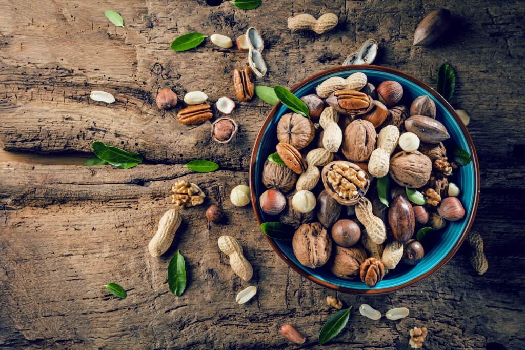 Nussallergie: verschiedene Nüsse und Erdnüsse