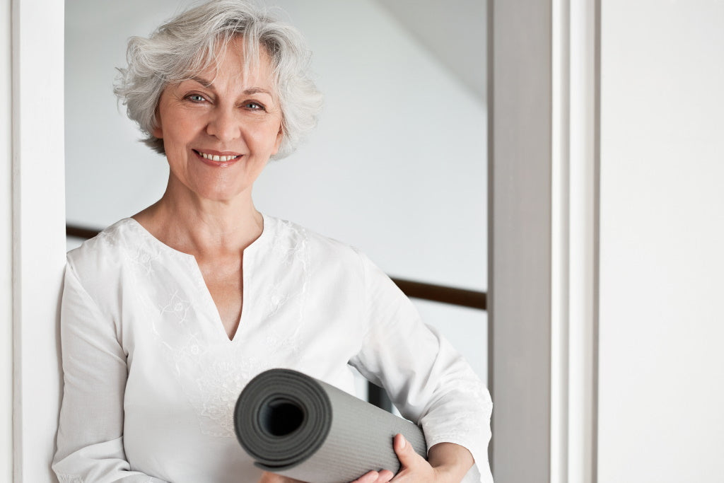 Osteoporose vorbeugen: Ältere Frau mit Yogamatte