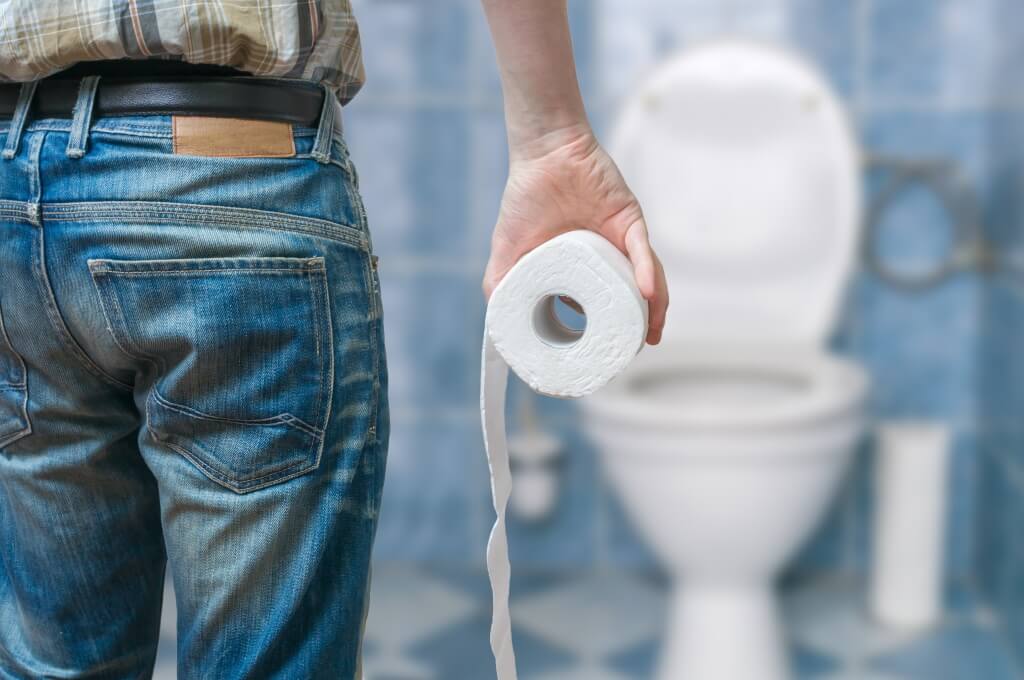 Stuhlgang: Mann im Badezimmer vor dem Stuhlgang