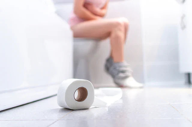 Toilettenpapier, Person verkrampft auf Toilette