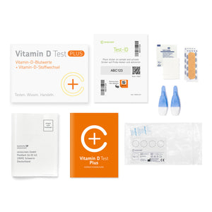 Bestandteile des Vitamin D Tests PLUS: Anleitung, Trockenblutkarte, Lanzetten, Tupfer, Pflaster, Aktivierungskarte, Rücksendeumschlag