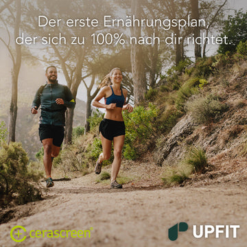 Mann und Frau joggen auf einem Waldweg