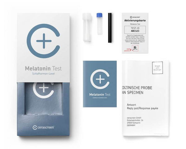 Inhalt des Melatonin Testkits von cerascreen: Verpackung, Anleitung, Strohhalme, Probenröhrchen, Rücksendeumschlag